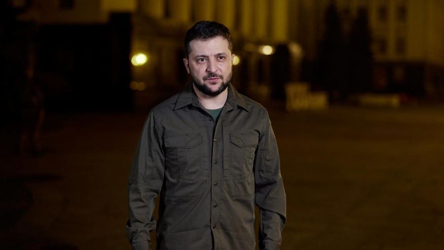 Presiden Ukraina Volodymyr Zelensky berbicara kepada rakyat Ukraina saat serangan Rusia terhadap Ukraina berlanjut, di Kyiv, Ukraina, Rabu (30/4/2022). (Ukrainian Presidential Press Service/Handout via REUTERS)