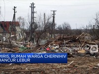 Rumah Hancur, Warga Chernihiv Pungut Puing-Puing