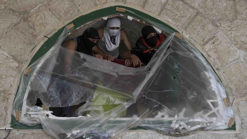 Palestinians clash with Israeli security forces at the Al Aqsa Mosque compound in Jerusalem's Old City Friday, April 15, 2022. (AP Photo/Mahmoud Illean)