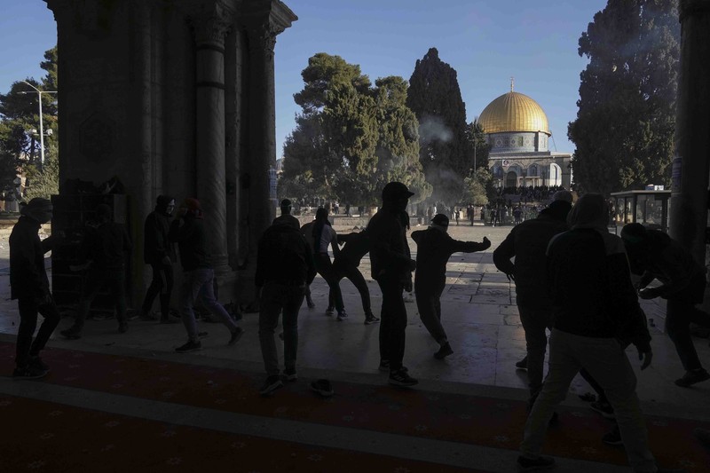 APTOPIX Israel Palestinians Palestinians clash with Israeli security forces at the Al Aqsa Mosque compound in Jerusalem's Old City Friday, April 15, 2022. (AP Photo/Mahmoud Illean)