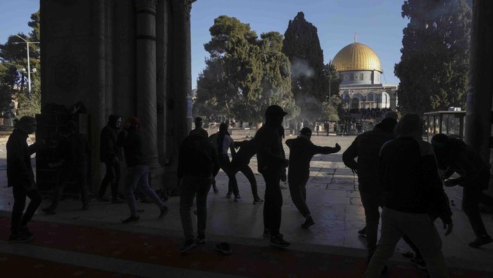 Palestinians clash with Israeli security forces at the Al Aqsa Mosque compound in Jerusalem's Old City Friday, April 15, 2022. (AP Photo/Mahmoud Illean)