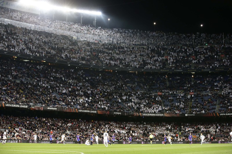 Perempat Final leg kedua FC Barcelona v Eintracht Frankfurt - Camp Nou, Barcelona, Spanyol - 14 April 2022 Fans Eintracht Frankfurt merayakan setelah pertandingan. (REUTERS/ALBERT GEA) Perempat Final leg kedua FC Barcelona v Eintracht Frankfurt - Camp Nou, Barcelona, Spanyol - 14 April 2022 Fans Eintracht Frankfurt merayakan setelah pertandingan. (REUTERS/ALBERT GEA)