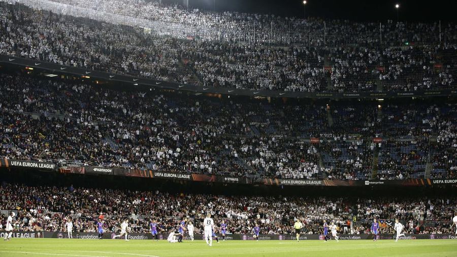 Perempat Final leg kedua FC Barcelona v Eintracht Frankfurt - Camp Nou, Barcelona, Spanyol - 14 April 2022 Fans Eintracht Frankfurt merayakan setelah pertandingan. (REUTERS/ALBERT GEA)