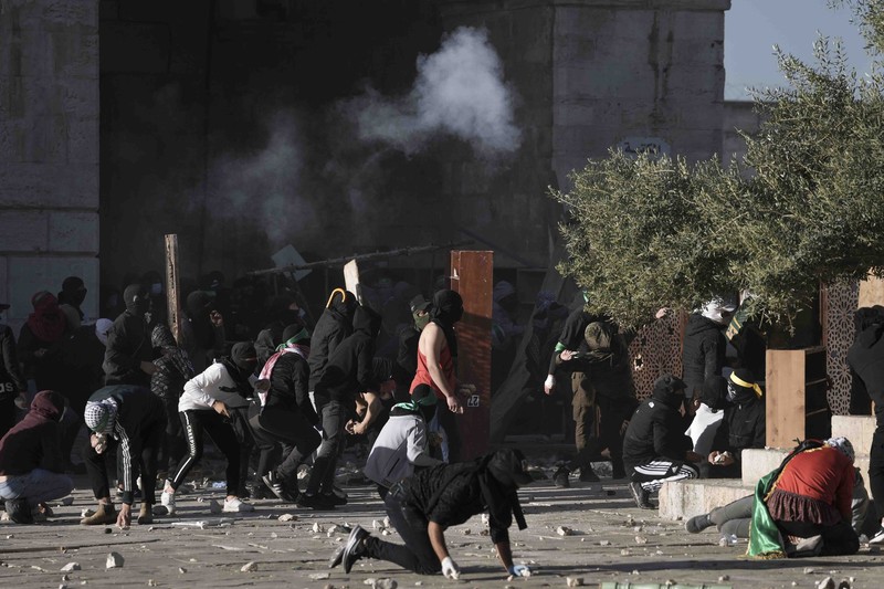 APTOPIX Israel Palestinians Palestinians clash with Israeli security forces at the Al Aqsa Mosque compound in Jerusalem's Old City Friday, April 15, 2022. (AP Photo/Mahmoud Illean)