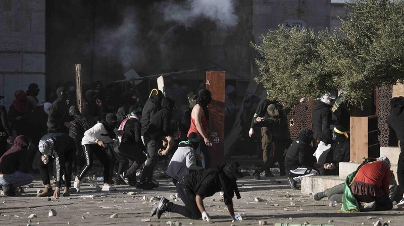 Palestinians clash with Israeli security forces at the Al Aqsa Mosque compound in Jerusalem's Old City Friday, April 15, 2022. (AP Photo/Mahmoud Illean)
