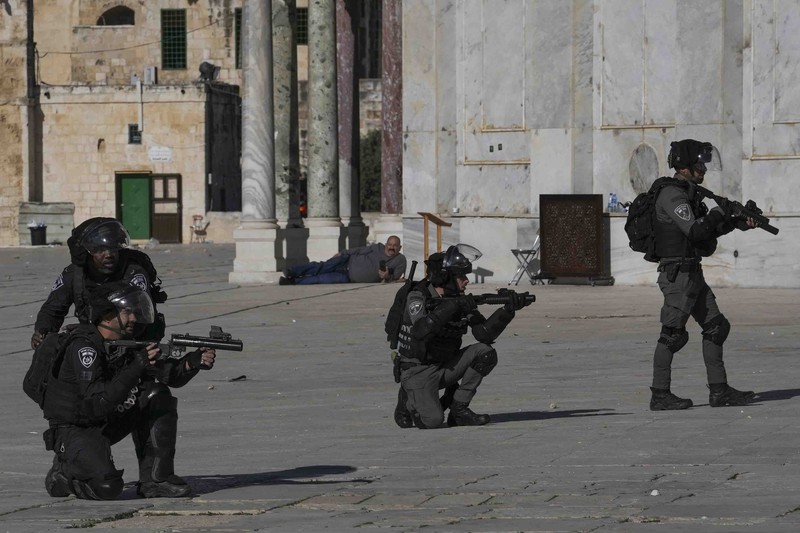 APTOPIX Israel Palestinians Palestinians clash with Israeli security forces at the Al Aqsa Mosque compound in Jerusalem's Old City Friday, April 15, 2022. (AP Photo/Mahmoud Illean)