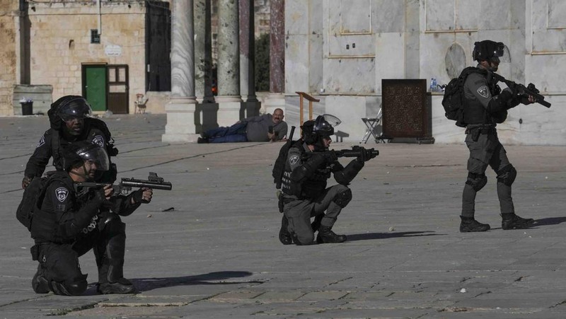 Palestinians clash with Israeli security forces at the Al Aqsa Mosque compound in Jerusalem's Old City Friday, April 15, 2022. (AP Photo/Mahmoud Illean)