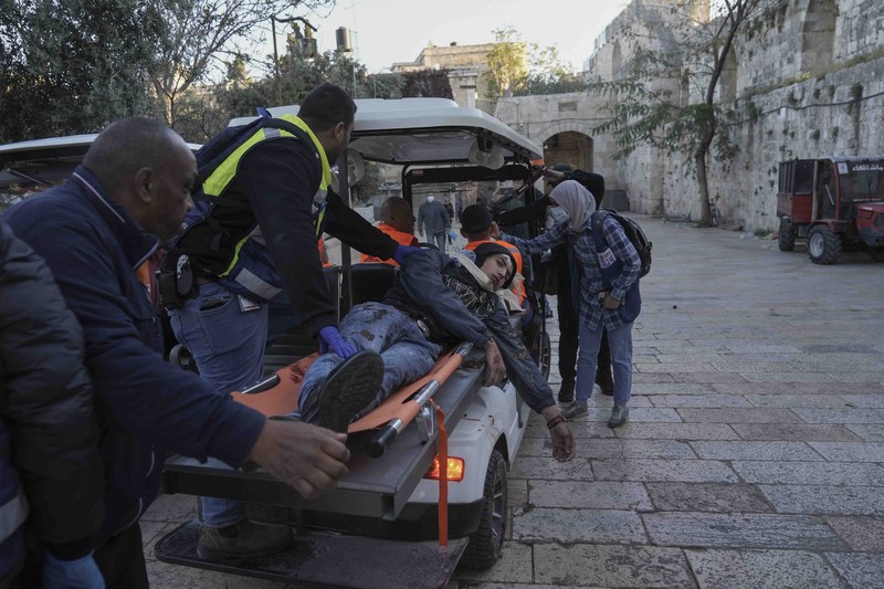 APTOPIX Israel Palestinians Palestinians clash with Israeli security forces at the Al Aqsa Mosque compound in Jerusalem's Old City Friday, April 15, 2022. (AP Photo/Mahmoud Illean)