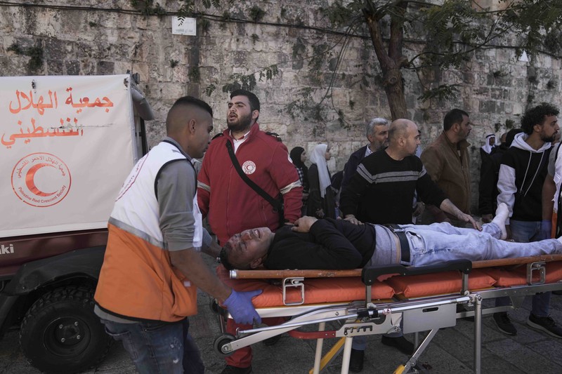 APTOPIX Israel Palestinians Palestinians clash with Israeli security forces at the Al Aqsa Mosque compound in Jerusalem's Old City Friday, April 15, 2022. (AP Photo/Mahmoud Illean)