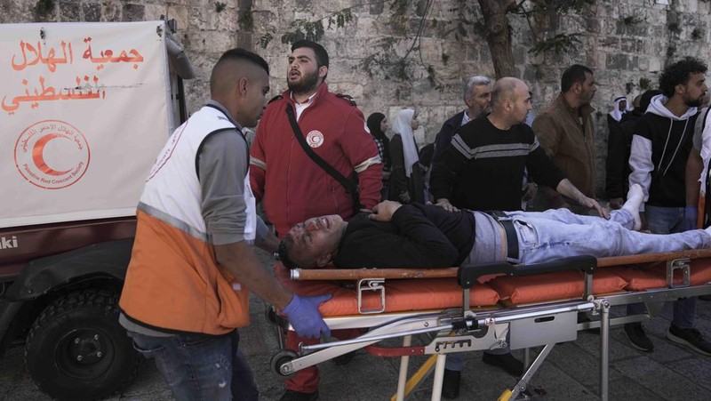 Palestinians clash with Israeli security forces at the Al Aqsa Mosque compound in Jerusalem's Old City Friday, April 15, 2022. (AP Photo/Mahmoud Illean)