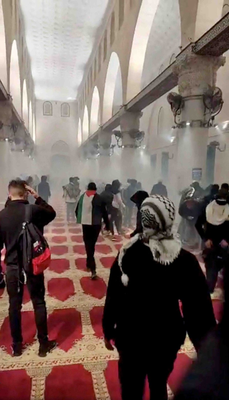 APTOPIX Israel Palestinians Palestinians clash with Israeli security forces at the Al Aqsa Mosque compound in Jerusalem's Old City Friday, April 15, 2022. (AP Photo/Mahmoud Illean)