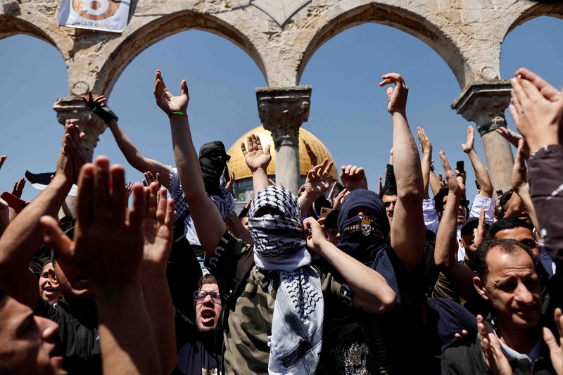 APTOPIX Israel Palestinians Palestinians clash with Israeli security forces at the Al Aqsa Mosque compound in Jerusalem's Old City Friday, April 15, 2022. (AP Photo/Mahmoud Illean)