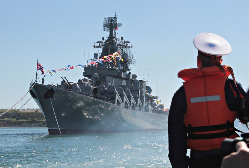 Gambar satelit menunjukkan kapal penjelajah rudal Angkatan Laut Rusia Moskva di pelabuhan, di Sevastopol, Krimea, Kamis (7/4/2022). (Satellite image 2022 Maxar Technologies/Handout via REUTERS)