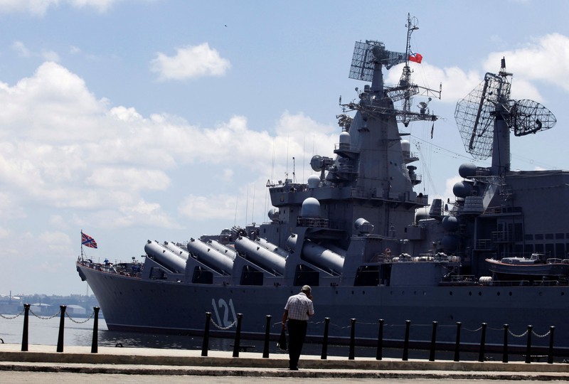 kapal penjelajah rudal Angkatan Laut Rusia Moskva di pelabuhan, di Sevastopol, Krimea Gambar satelit menunjukkan kapal penjelajah rudal Angkatan Laut Rusia Moskva di pelabuhan, di Sevastopol, Krimea, Kamis (7/4/2022). (Satellite image 2022 Maxar Technologies/Handout via REUTERS)