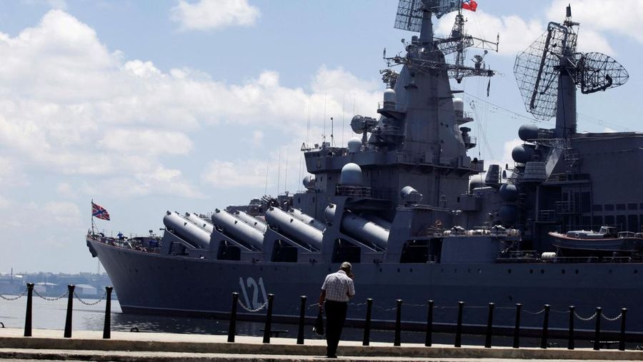 Gambar satelit menunjukkan kapal penjelajah rudal Angkatan Laut Rusia Moskva di pelabuhan, di Sevastopol, Krimea, Kamis (7/4/2022). (Satellite image 2022 Maxar Technologies/Handout via REUTERS)