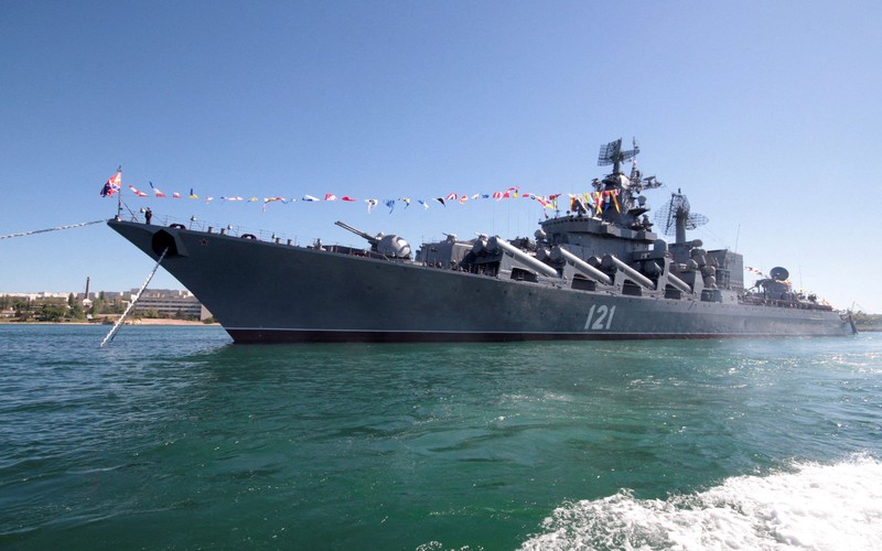 Gambar satelit menunjukkan kapal penjelajah rudal Angkatan Laut Rusia Moskva di pelabuhan, di Sevastopol, Krimea, Kamis (7/4/2022). (Satellite image 2022 Maxar Technologies/Handout via REUTERS)