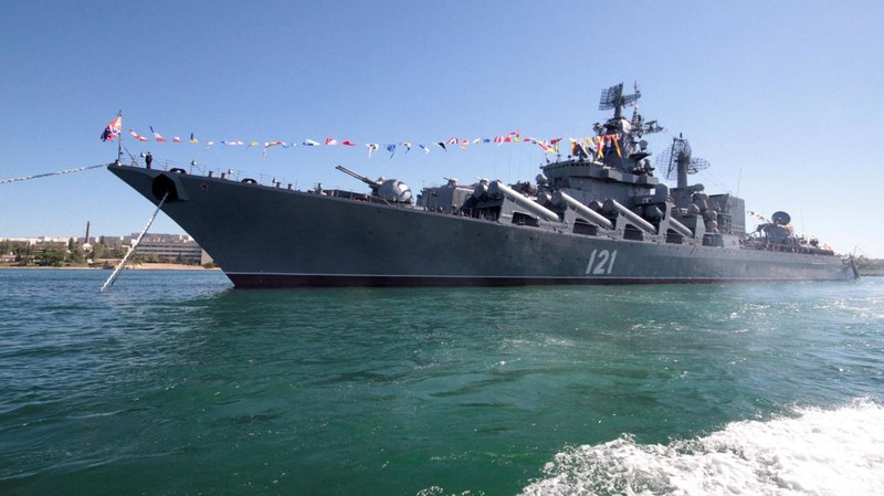 Gambar satelit menunjukkan kapal penjelajah rudal Angkatan Laut Rusia Moskva di pelabuhan, di Sevastopol, Krimea, Kamis (7/4/2022). (Satellite image 2022 Maxar Technologies/Handout via REUTERS)