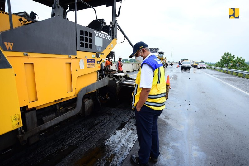 Menteri Pekerjaan Umum dan Perumahan Rakyat (PUPR) Basuki Hadimuljono memanfaatkan waktu libur nasional Hari Wafat Isa Al-Masih, Jumat (15/4/2022) dengan meninjau Jalan Tol Trans Sumatera ruas Tol Lampung hingga Palembang. (Dok: PUPR) Menteri Pekerjaan Umum dan Perumahan Rakyat (PUPR) Basuki Hadimuljono memanfaatkan waktu libur nasional Hari Wafat Isa Al-Masih, Jumat (15/4/2022) dengan meninjau Jalan Tol Trans Sumatera ruas Tol Lampung hingga Palembang. (Dok: PUPR)