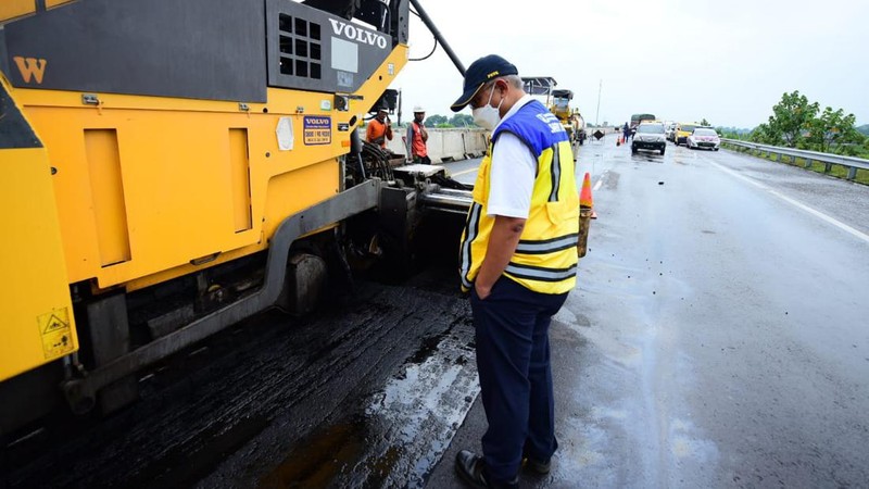 Menteri Pekerjaan Umum dan Perumahan Rakyat (PUPR) Basuki Hadimuljono memanfaatkan waktu libur nasional Hari Wafat Isa Al-Masih, Jumat (15/4/2022) dengan meninjau Jalan Tol Trans Sumatera ruas Tol Lampung hingga Palembang. (Dok: PUPR)