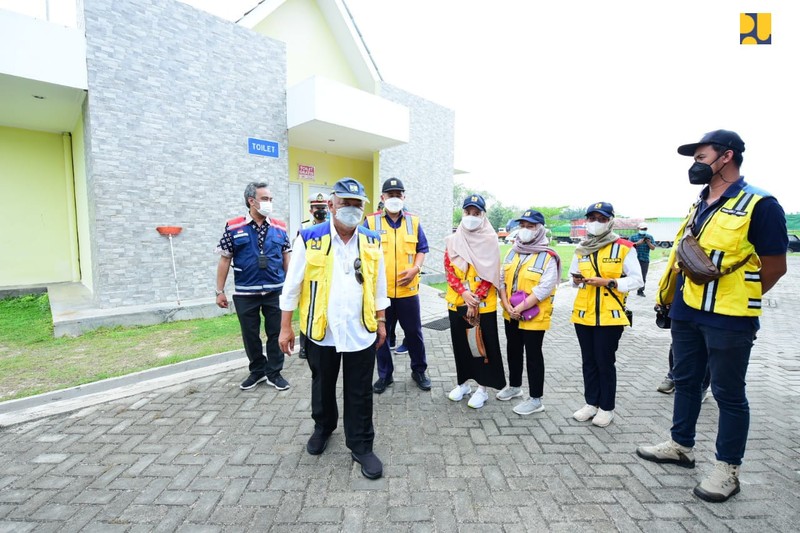 Menteri Pekerjaan Umum dan Perumahan Rakyat (PUPR) Basuki Hadimuljono memanfaatkan waktu libur nasional Hari Wafat Isa Al-Masih, Jumat (15/4/2022) dengan meninjau Jalan Tol Trans Sumatera ruas Tol Lampung hingga Palembang. (Dok: PUPR) Menteri Pekerjaan Umum dan Perumahan Rakyat (PUPR) Basuki Hadimuljono memanfaatkan waktu libur nasional Hari Wafat Isa Al-Masih, Jumat (15/4/2022) dengan meninjau Jalan Tol Trans Sumatera ruas Tol Lampung hingga Palembang. (Dok: PUPR)