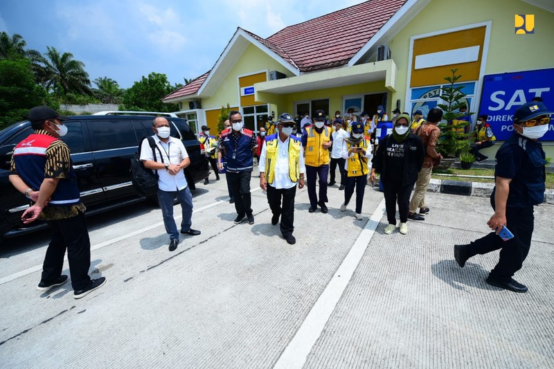 Menteri Pekerjaan Umum dan Perumahan Rakyat (PUPR) Basuki Hadimuljono memanfaatkan waktu libur nasional Hari Wafat Isa Al-Masih, Jumat (15/4/2022) dengan meninjau Jalan Tol Trans Sumatera ruas Tol Lampung hingga Palembang. (Dok: PUPR)