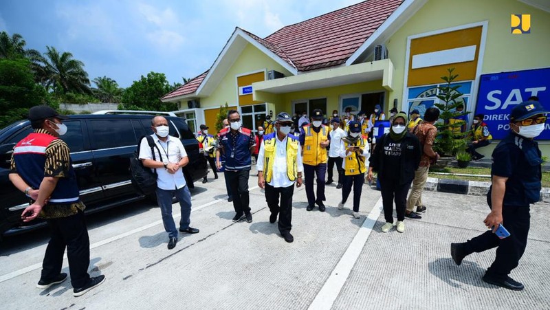 Menteri Pekerjaan Umum dan Perumahan Rakyat (PUPR) Basuki Hadimuljono memanfaatkan waktu libur nasional Hari Wafat Isa Al-Masih, Jumat (15/4/2022) dengan meninjau Jalan Tol Trans Sumatera ruas Tol Lampung hingga Palembang. (Dok: PUPR)