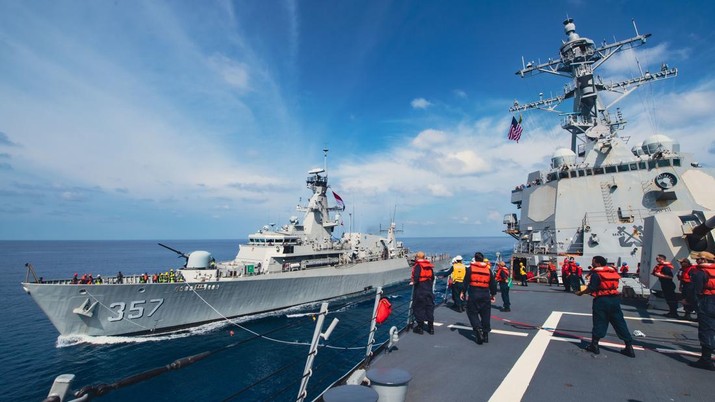Pasukan AS tersebut menjalankan operasi bersama di Laut China Selatan (LCS) dengan TNI AL. Kegiatan itu berlangsung sejar 12 April lalu dan berakhir kemarin, Kamis (14/4/2022). (Dok: U.S. Navy Office of Information)