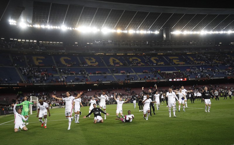 Perempat Final leg kedua FC Barcelona v Eintracht Frankfurt - Camp Nou, Barcelona, Spanyol - 14 April 2022 Fans Eintracht Frankfurt merayakan setelah pertandingan. (REUTERS/ALBERT GEA) Perempat Final leg kedua FC Barcelona v Eintracht Frankfurt - Camp Nou, Barcelona, Spanyol - 14 April 2022 Fans Eintracht Frankfurt merayakan setelah pertandingan. (REUTERS/ALBERT GEA)