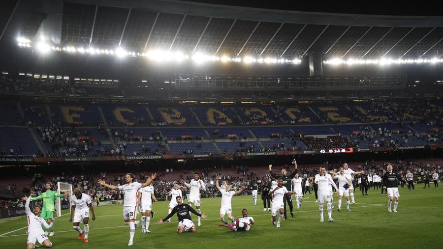 Perempat Final leg kedua FC Barcelona v Eintracht Frankfurt - Camp Nou, Barcelona, Spanyol - 14 April 2022 Fans Eintracht Frankfurt merayakan setelah pertandingan. (REUTERS/ALBERT GEA)