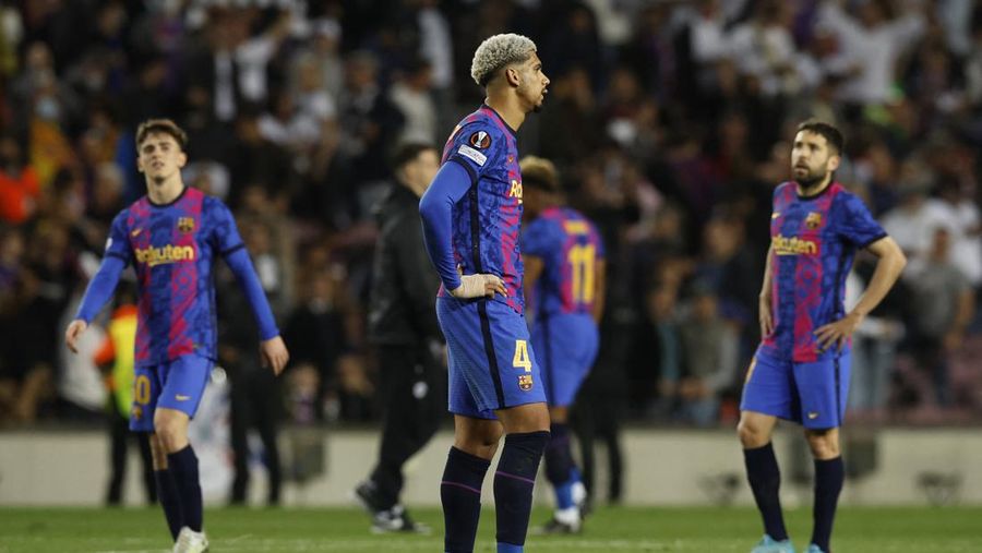 Perempat Final leg kedua FC Barcelona v Eintracht Frankfurt - Camp Nou, Barcelona, Spanyol - 14 April 2022 Fans Eintracht Frankfurt merayakan setelah pertandingan. (REUTERS/ALBERT GEA)