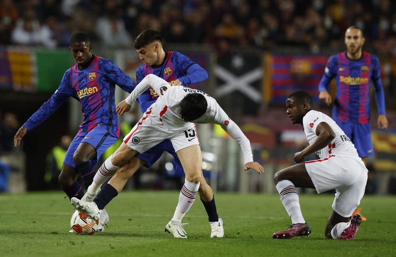 Perempat Final leg kedua FC Barcelona v Eintracht Frankfurt - Camp Nou, Barcelona, Spanyol - 14 April 2022 Fans Eintracht Frankfurt merayakan setelah pertandingan. (REUTERS/ALBERT GEA) Perempat Final leg kedua FC Barcelona v Eintracht Frankfurt - Camp Nou, Barcelona, Spanyol - 14 April 2022 Fans Eintracht Frankfurt merayakan setelah pertandingan. (REUTERS/ALBERT GEA)