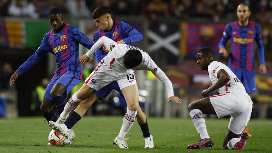 Perempat Final leg kedua FC Barcelona v Eintracht Frankfurt - Camp Nou, Barcelona, Spanyol - 14 April 2022 Fans Eintracht Frankfurt merayakan setelah pertandingan. (REUTERS/ALBERT GEA)
