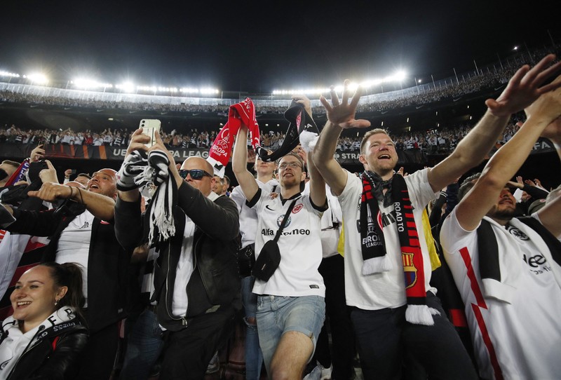 Perempat Final leg kedua FC Barcelona v Eintracht Frankfurt - Camp Nou, Barcelona, Spanyol - 14 April 2022 Fans Eintracht Frankfurt merayakan setelah pertandingan. (REUTERS/ALBERT GEA) Perempat Final leg kedua FC Barcelona v Eintracht Frankfurt - Camp Nou, Barcelona, Spanyol - 14 April 2022 Fans Eintracht Frankfurt merayakan setelah pertandingan. (REUTERS/ALBERT GEA)