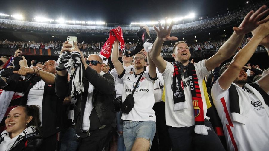 Perempat Final leg kedua FC Barcelona v Eintracht Frankfurt - Camp Nou, Barcelona, Spanyol - 14 April 2022 Fans Eintracht Frankfurt merayakan setelah pertandingan. (REUTERS/ALBERT GEA)