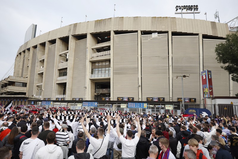 Perempat Final leg kedua FC Barcelona v Eintracht Frankfurt - Camp Nou, Barcelona, Spanyol - 14 April 2022 Fans Eintracht Frankfurt merayakan setelah pertandingan. (REUTERS/ALBERT GEA)