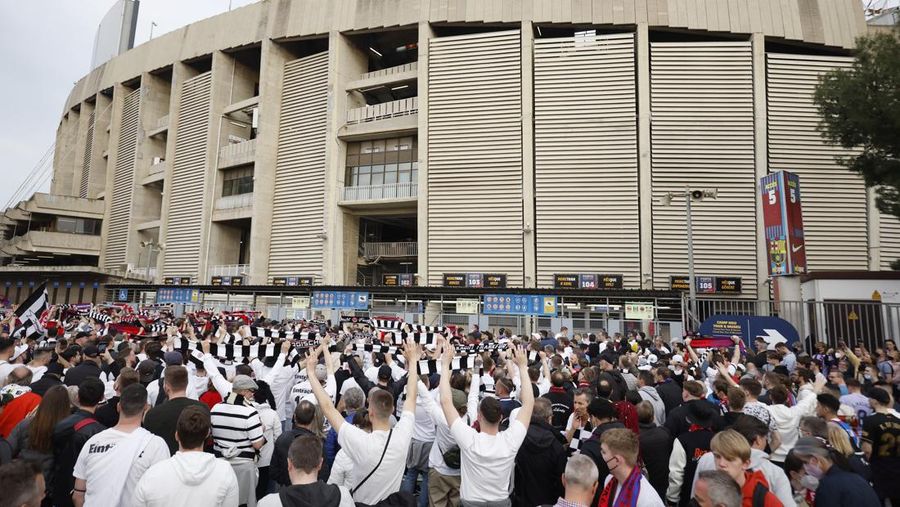 Perempat Final leg kedua FC Barcelona v Eintracht Frankfurt - Camp Nou, Barcelona, Spanyol - 14 April 2022 Fans Eintracht Frankfurt merayakan setelah pertandingan. (REUTERS/ALBERT GEA)