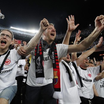 Potret Fans Frankfurt Kuasai Camp Nou