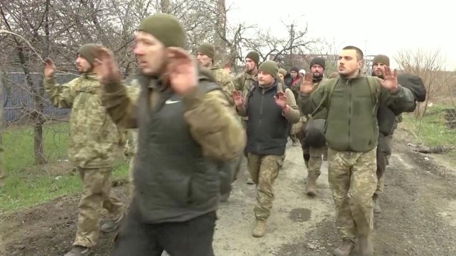 Tentara Brigade Marinir ke-36 Ukraina, termasuk 162 diantaranya berpangkat perwira, telah menyerah di kota pelabuhan Mariupol yang terkepung oleh pasukan Rusia di Ukraina. (via REUTERS/RURTR)
