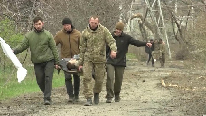 Tentara Brigade Marinir ke-36 Ukraina, termasuk 162 diantaranya berpangkat perwira, telah menyerah di kota pelabuhan Mariupol yang terkepung oleh pasukan Rusia di Ukraina. (via REUTERS/RURTR)