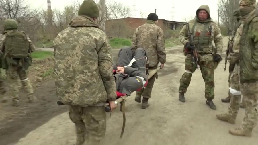 Tentara Brigade Marinir ke-36 Ukraina, termasuk 162 diantaranya berpangkat perwira, telah menyerah di kota pelabuhan Mariupol yang terkepung oleh pasukan Rusia di Ukraina. (via REUTERS/RURTR)