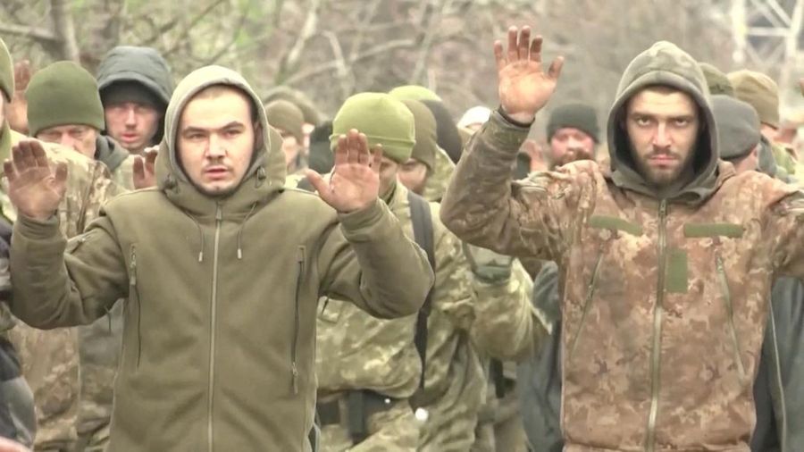Tentara Brigade Marinir ke-36 Ukraina, termasuk 162 diantaranya berpangkat perwira, telah menyerah di kota pelabuhan Mariupol yang terkepung oleh pasukan Rusia di Ukraina. (via REUTERS/RURTR)