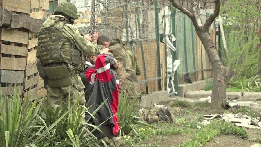 Tentara Brigade Marinir ke-36 Ukraina, termasuk 162 diantaranya berpangkat perwira, telah menyerah di kota pelabuhan Mariupol yang terkepung oleh pasukan Rusia di Ukraina. (via REUTERS/RURTR)