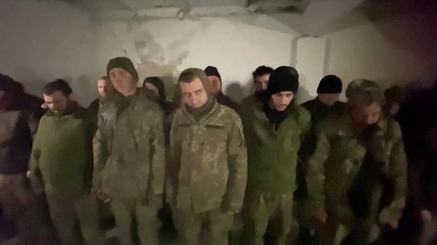 Tentara Brigade Marinir ke-36 Ukraina, termasuk 162 diantaranya berpangkat perwira, telah menyerah di kota pelabuhan Mariupol yang terkepung oleh pasukan Rusia di Ukraina. (via REUTERS/RURTR)