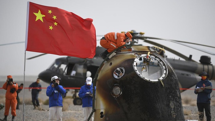 China Space Tiga astronot China kembali ke Bumi pada hari Sabtu setelah enam bulan berada di stasiun ruang angkasa terbaru China dalam misi berawak terpanjang hingga saat ini untuk program misi luar angkasa. (Peng Yuan/Xinhua via AP)