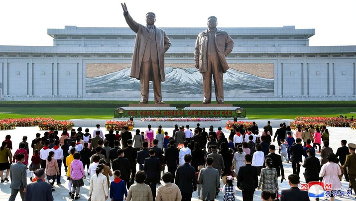 People visit the the statues of North Korea's founder Kim Il Sung and late leader Kim Jong Il on the 110th birth anniversary of the state's founder, in Pyongyang, North Korea, April 15, 2022. Picture taken April 15, 2022 by North Korea's Korean Central News Agency (KCNA).    KCNA via REUTERS    ATTENTION EDITORS - THIS IMAGE WAS PROVIDED BY A THIRD PARTY. REUTERS IS UNABLE TO INDEPENDENTLY VERIFY THIS IMAGE. NO THIRD PARTY SALES. SOUTH KOREA OUT. NO COMMERCIAL OR EDITORIAL SALES IN SOUTH KOREA.