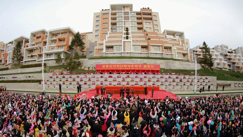 North Korean leader Kim Jong Un attends a tape-cutting ceremony to mark the completion of a terraced residential district on a bank of the Pothong River in Pyongyang, North Korea, April 13, 2022. Picture taken April 13, 2022 by North Korea's Korean Central News Agency (KCNA). KCNA via REUTERS ATTENTION EDITORS - THIS IMAGE WAS PROVIDED BY A THIRD PARTY. REUTERS IS UNABLE TO INDEPENDENTLY VERIFY THIS IMAGE. NO THIRD PARTY SALES. SOUTH KOREA OUT. NO COMMERCIAL OR EDITORIAL SALES IN SOUTH KOREA.