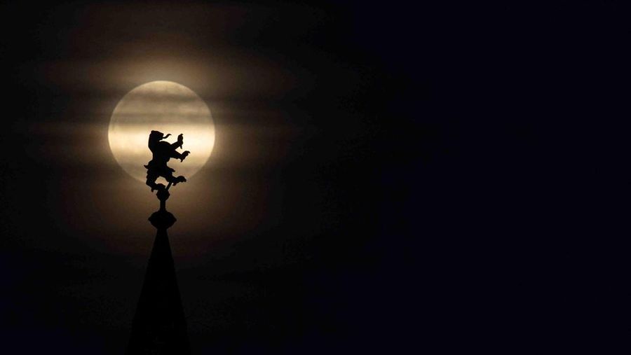 The full moon, known as the 'Pink moon' rises above the Oberbaumbruecke bridge in Berlin, Germany, April 16, 2022.  REUTERS/Annegret Hilse