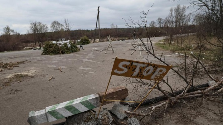 UKRAINE-CRISIS/CHORNOBYL Remains of a checkpoint left by the Russian military are seen in an area with high levels of radiation called the Red Forest, as Russia's attack on Ukraine continues, near the Chornobyl Nuclear Power Plant, in Chornobyl, Ukraine April 16, 2022. REUTERS/Gleb Garanich