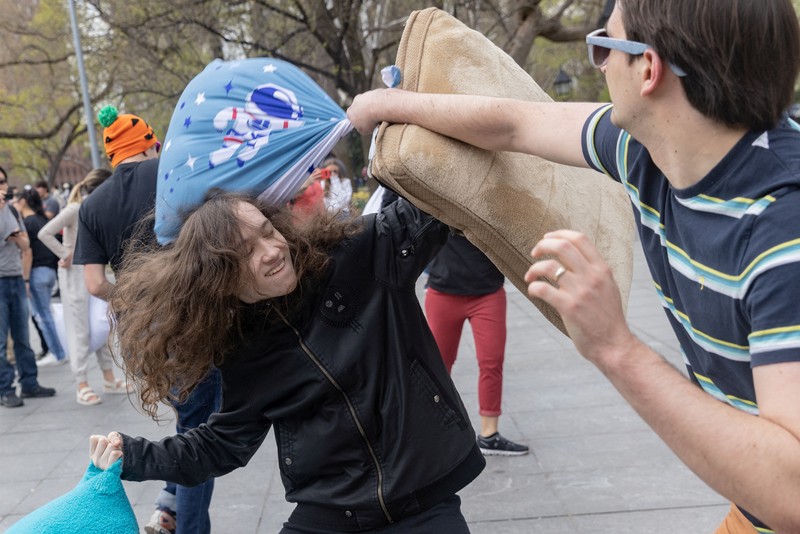 USA-PILLOW FIGHT/ People take part in the International Pillow Fight Day at Washington Square Park in Manhattan, New York, U.S., April 16, 2022. REUTERS/Jeenah Moon