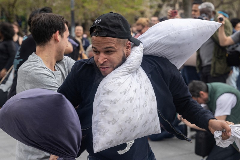 USA-PILLOW FIGHT/ People take part in the International Pillow Fight Day at Washington Square Park in Manhattan, New York, U.S., April 16, 2022. REUTERS/Jeenah Moon